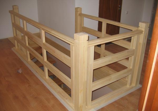 С помощью деревянных перил можно существенно повысить степень безопасности лестницы 