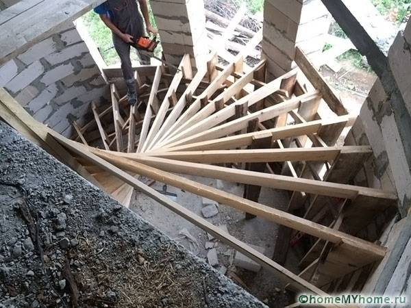 Монтаж деревянной винтовой лестницы