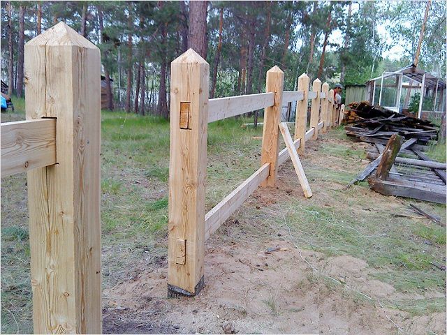 Один из вариантов монтажа перекладин на деревянном заборе