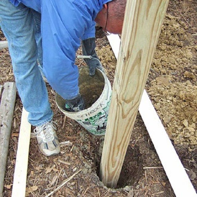 Установка столбиков для деревянного забора