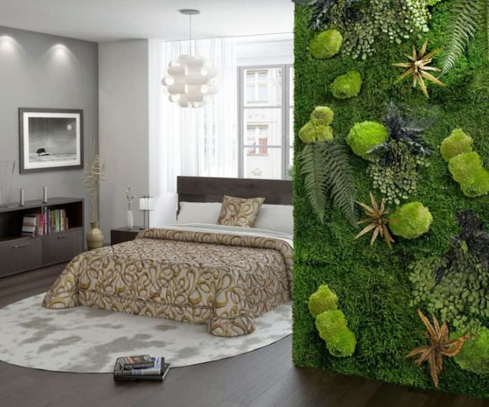 Зеленая стена из живого мха в интерьере спальни